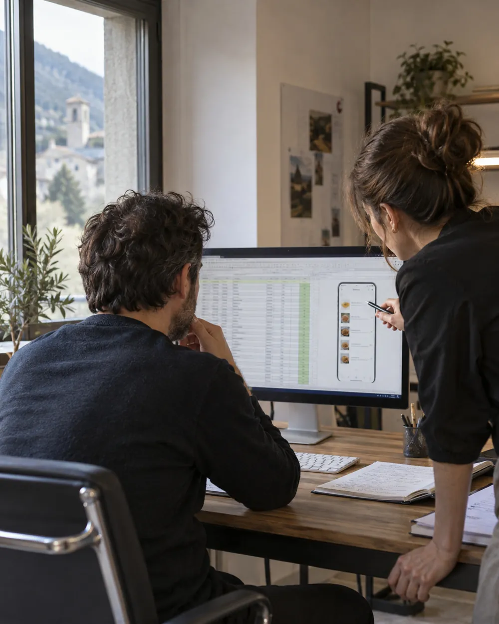 Due persone davanti a uno schermo, il listino Excel che diventa app